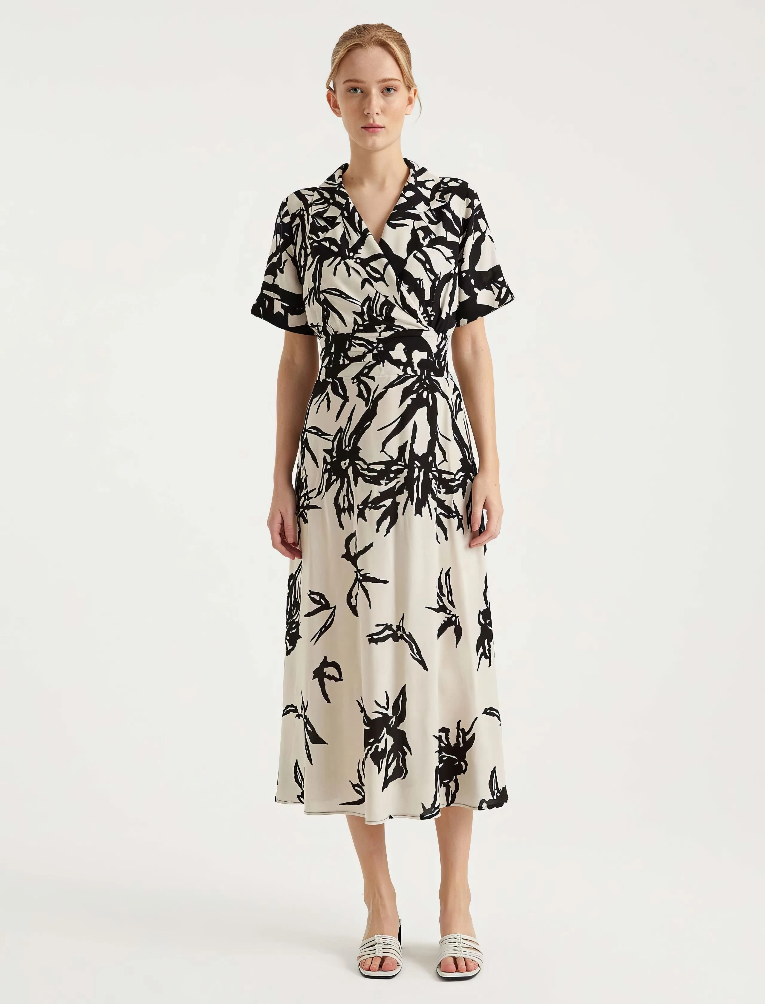 Платье с цветочным принтом, v-образным вырезом и поясом
